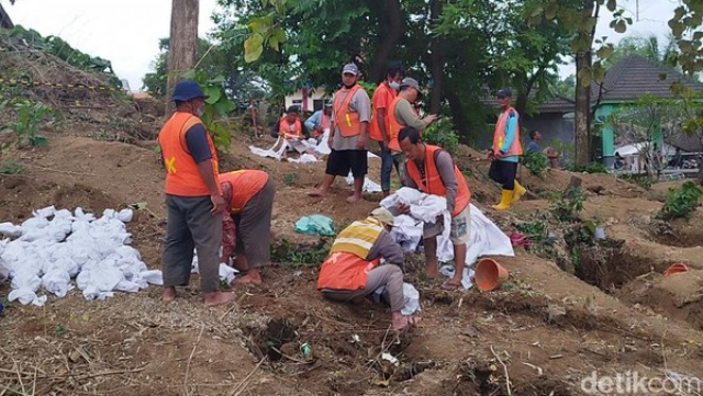 Mayat Utuh Ditemukan Saat Pembongkaran Makam Imbas Proyek Tol di Gresik