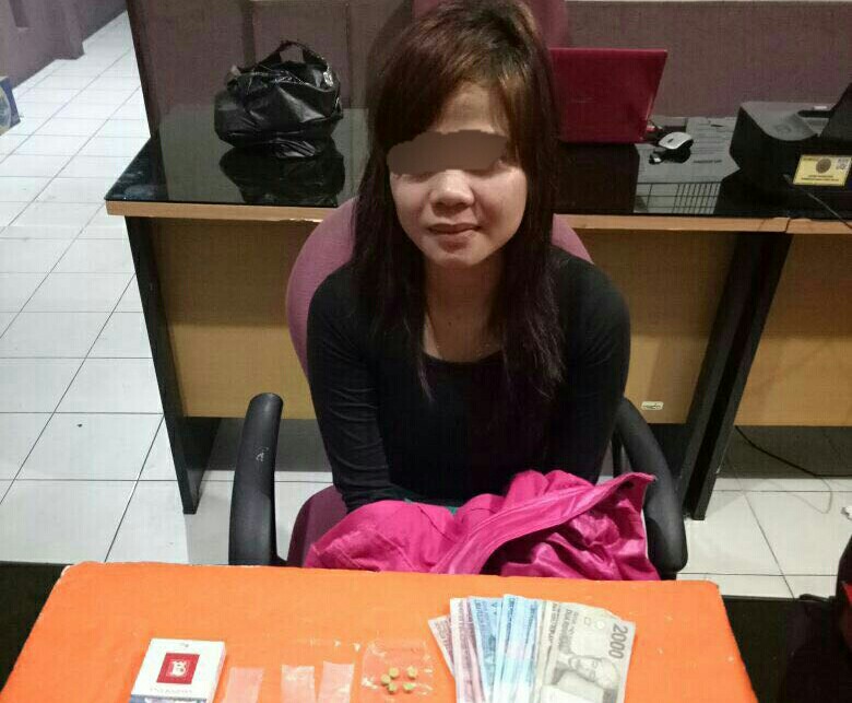 Kantongi Narkoba, Gadis Cantik Ini Ditahan Polisi