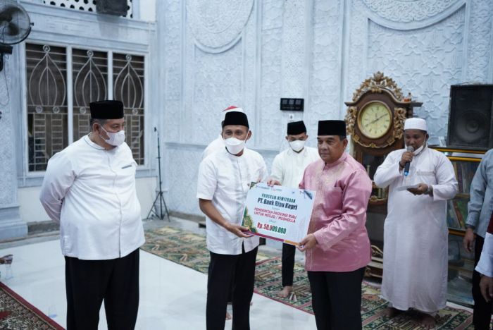 Wagubri Serahkan Bantuan CSR BRK untuk Masjid di Inhil