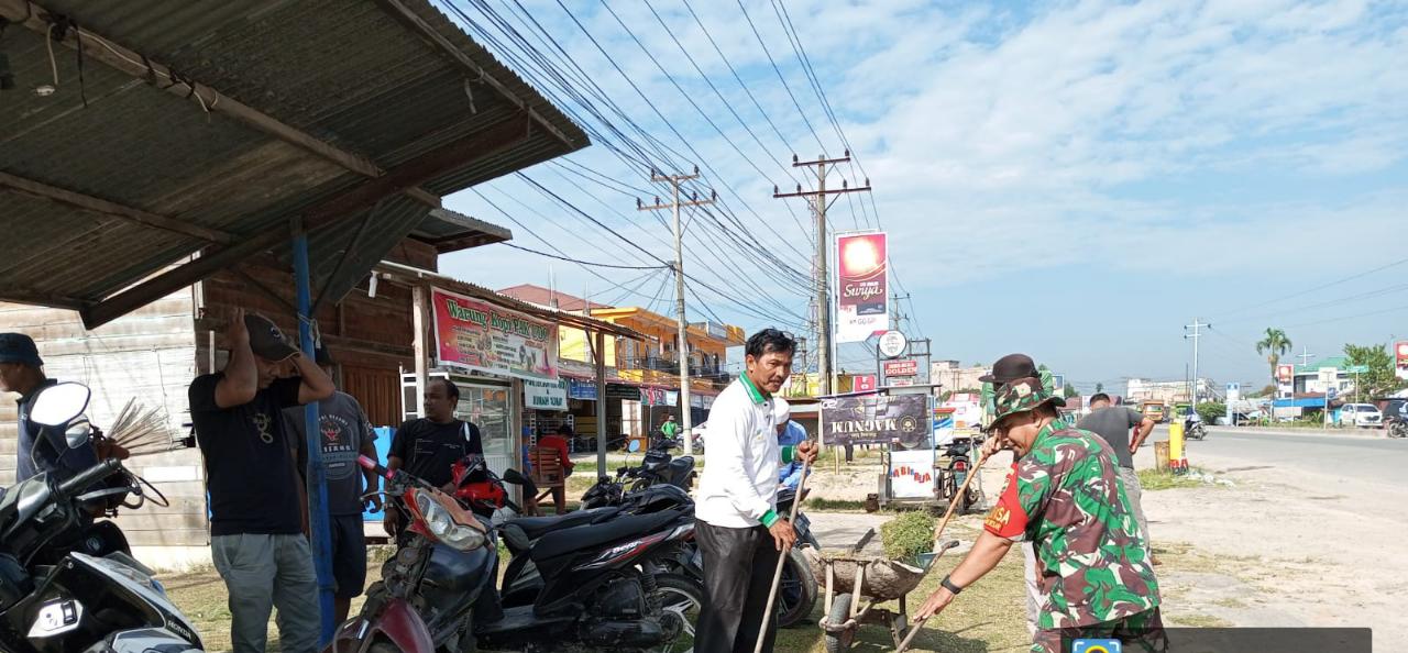 Serma Zul Efendi dan Masyarakat Laksanakan Gotong Royong