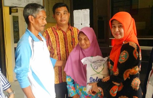 Ratusan Lansia di Bengkalis Terima Bantuan