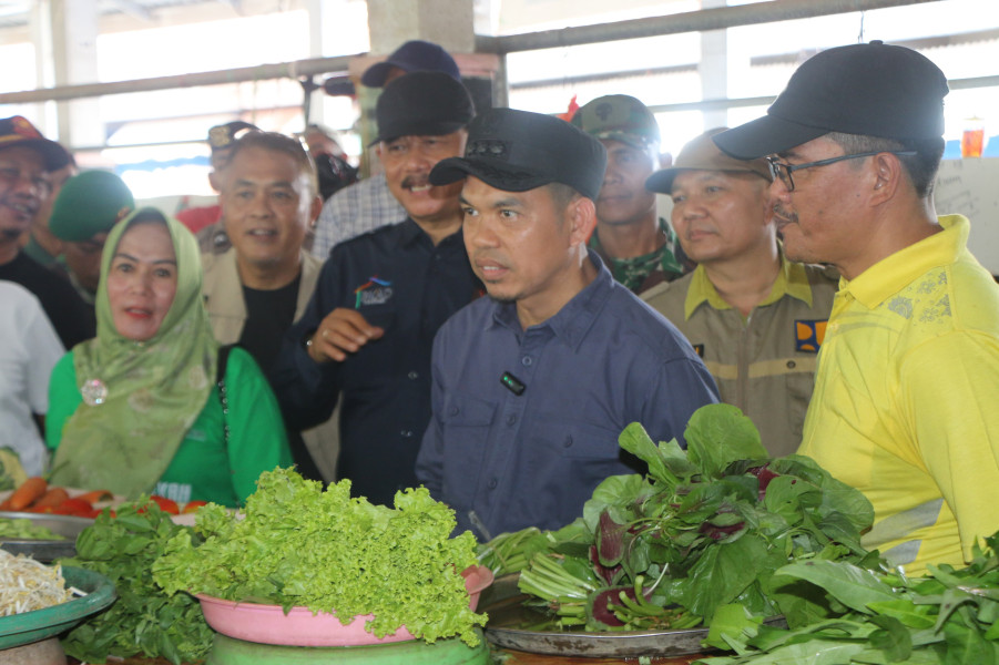 Pj Bupati Inhil ke Pasar Kayu Jati untuk Pantau Harga Bahan Pokok
