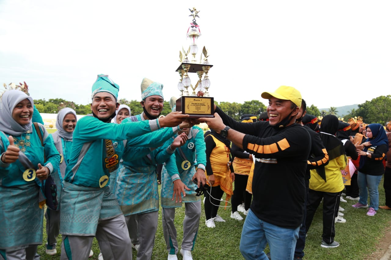 Bupati Labuhanbatu Menyerahkan Langsung Hadiah Bagi Pemenang Senam Ahoi