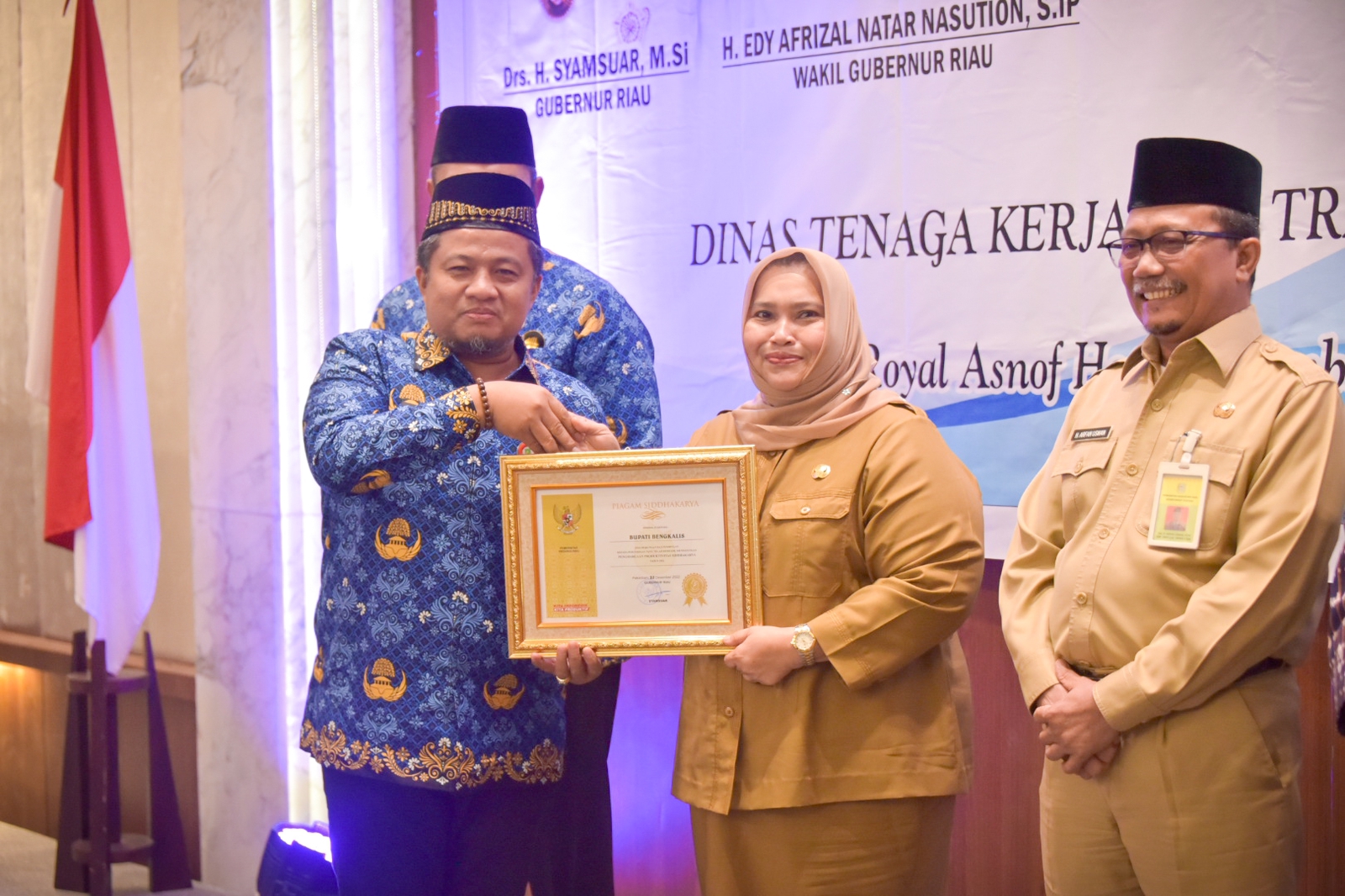 Bupati Kasmarni Terima Penghargaan Lencana Produktivitas Siddhakarya Tahun 2022