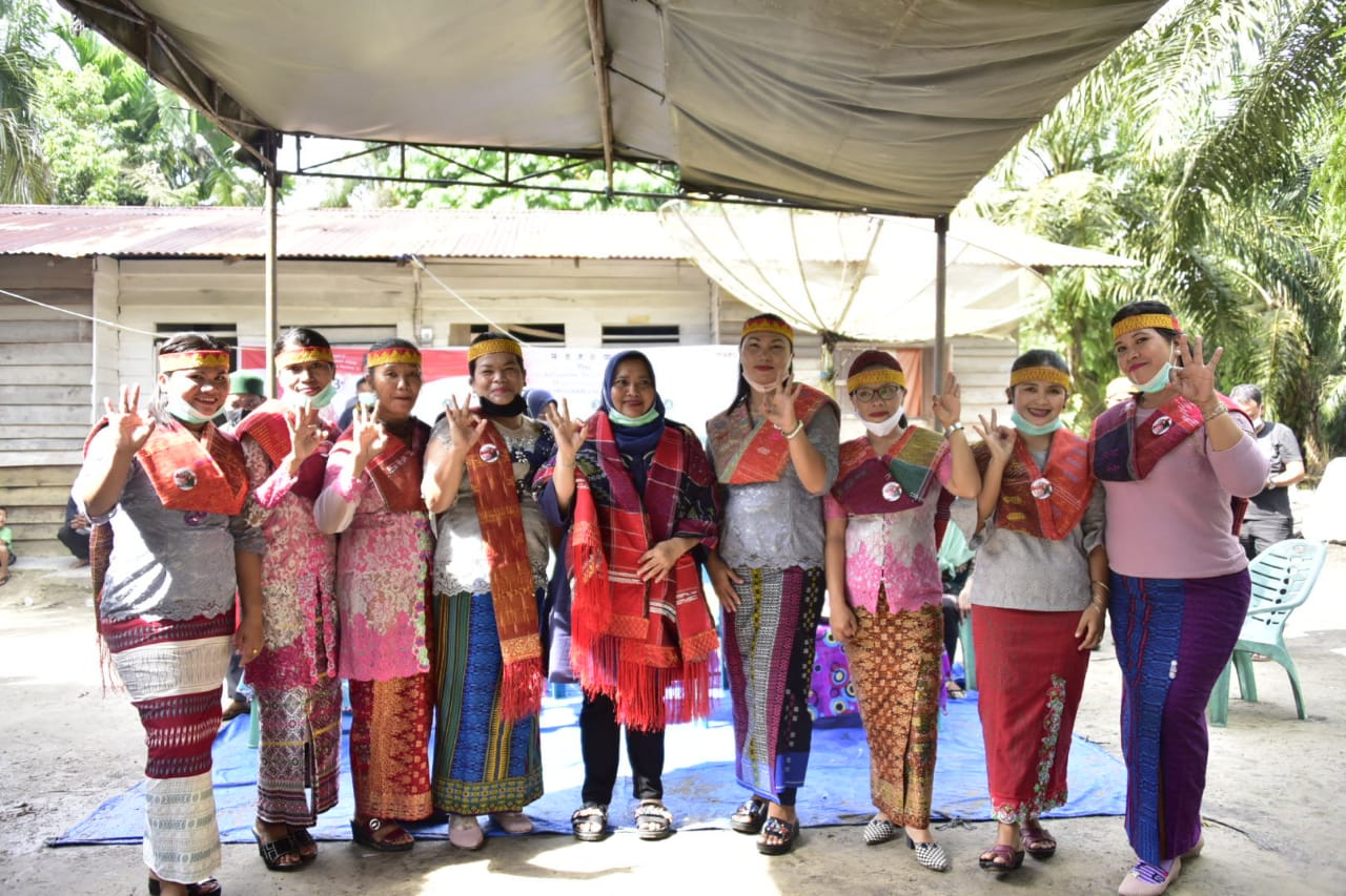 Warga Batak Buluh Apo Berikan Dukungan Penuh Pada Kasmari, Beri Ulos ke Calon Bupati No Urut 3