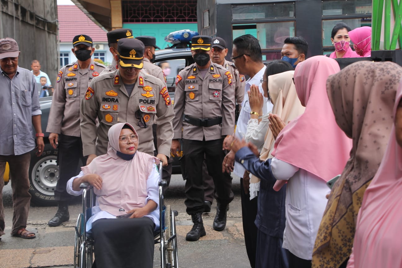 Kapolres Bengkalis Kunjungi Guru Mengalami Stroke