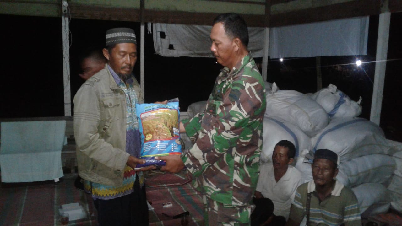 Tingkatkan Kesejahteraan Petani, Distan dan Kodim 0320/Dumai Serahkan Bantuan Bibit