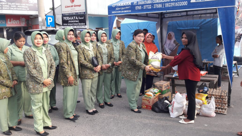 Ketua Persit KCK Cabang LXXV Kodim 0320/Dumai Serahkan Bantuan Korban Kebakaran