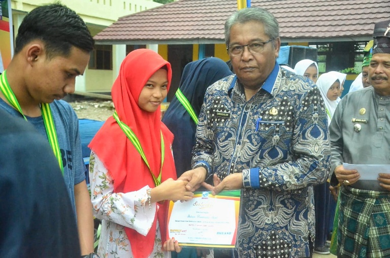 Asisten I Setdakab Inhil Serahkan Penghargaan dan Hadiah Napolly di Pulau Kijang