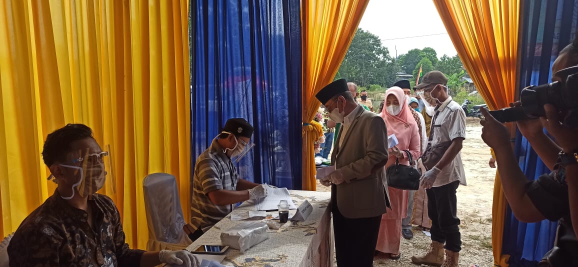 Bupati Harris Gunakan Hak Pilihnya di TPS 28