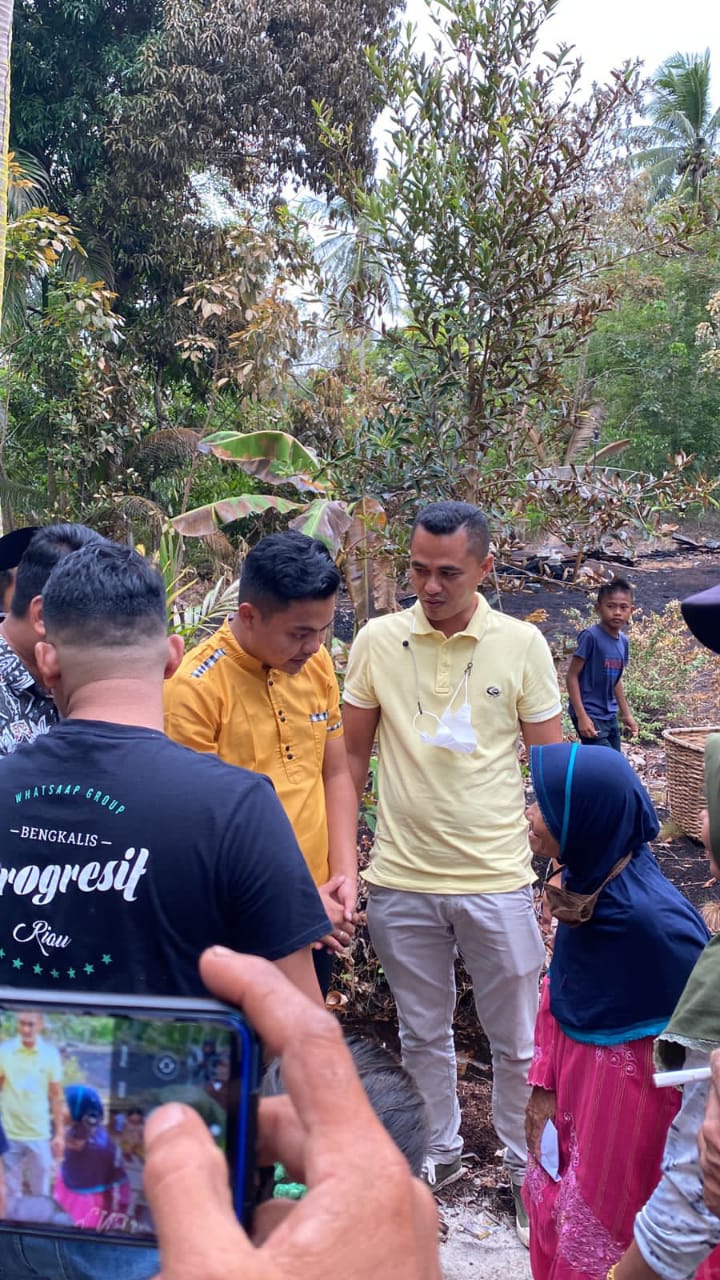 KNPI Kabupaten Bengkalis Berikan Bantuan Untuk Mak Cik Noor