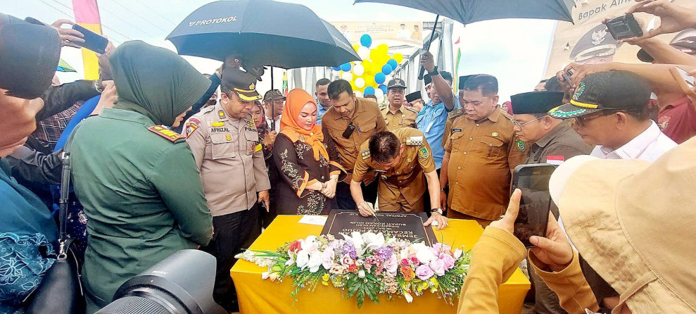 Bupati Rohil Afrizal Sintong Resmikan Jembatan Air Hitam