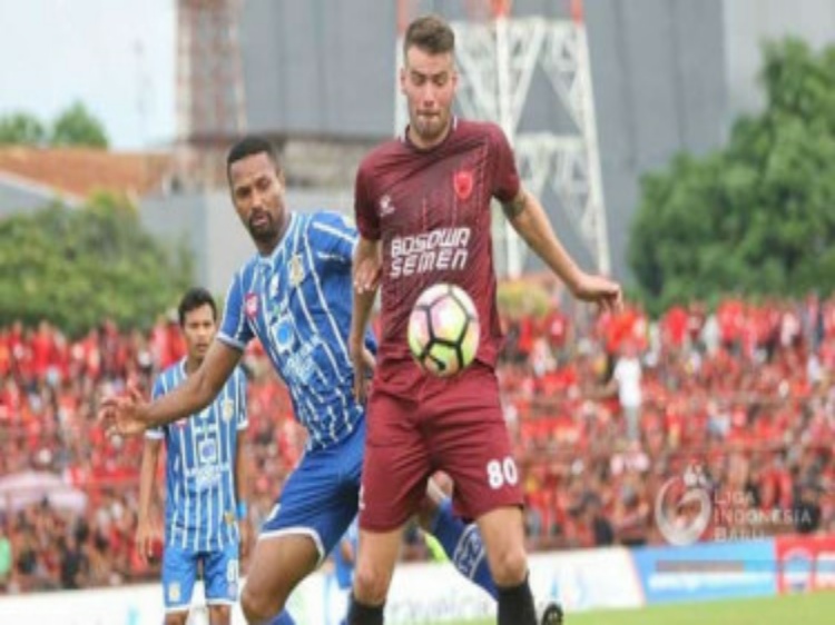 Sundulan Pluim Bawa PSM Unggul Atas PSIS di Babak I