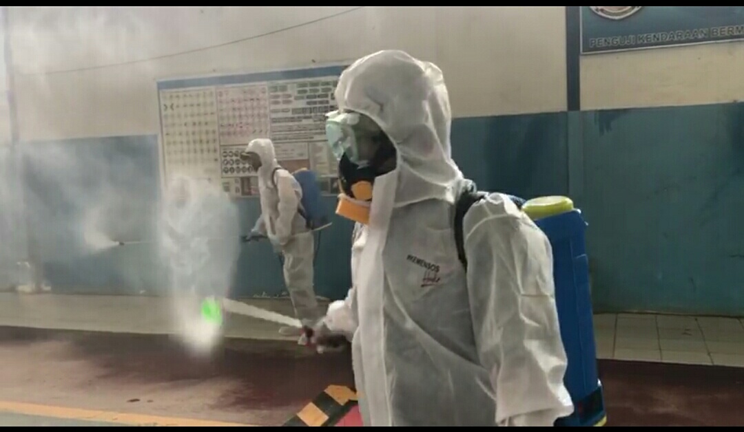 Tagana Pelalawan Semprot Fasilitas Umum dengan Cairan Disinfektan