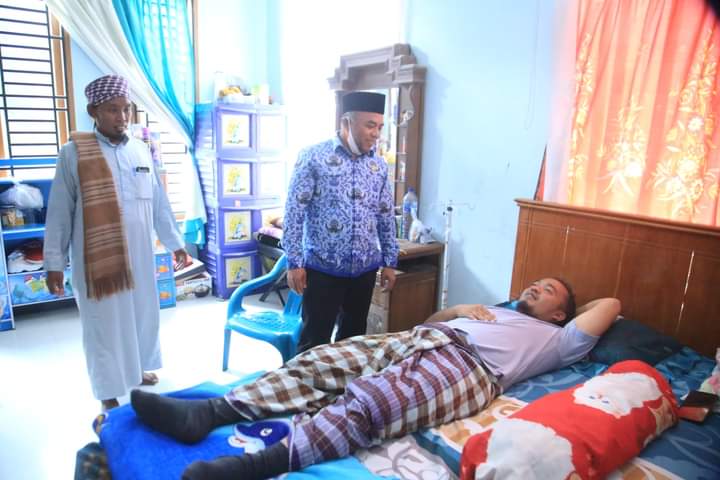 Andi Suhaimi Jenguk Warga Sakit di Kecamatan Bilah Hulu