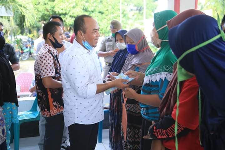 Bupati Labuhanbatu Menyerahkan Secara Simbolis BLT-DD Tahap III di Bilah Hulu