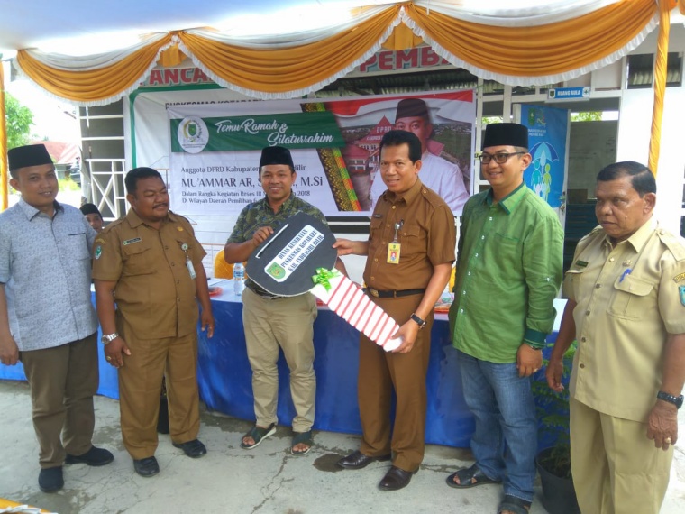 Abdul Wahid Serahkan Bantuan 1 Unit Mobil Ambulance