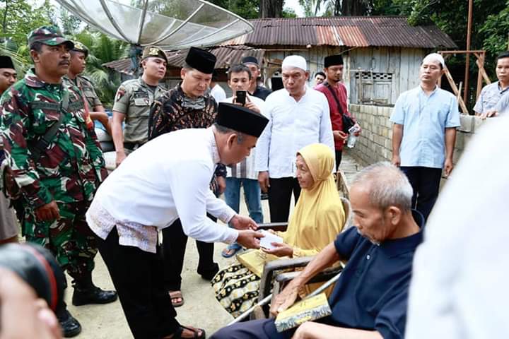 Bupati Labuhanbatu Sambangi Rumah Seorang Kakek untuk Memberikan Bantuan