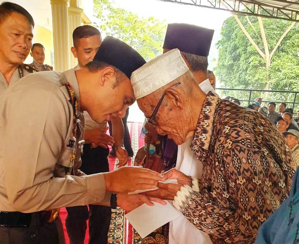 Polres Rohil Bagikan Zakat Profesi Ke-24 Ke Kaum Dhuafa