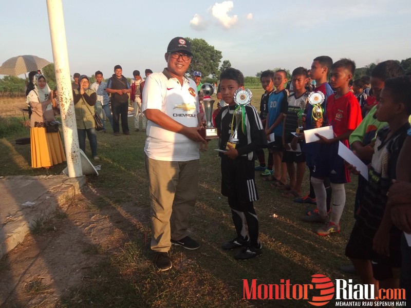 Persekat Juara, Wawako Dumai Serahkan Piala dan Beri Motivasi