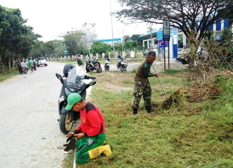 Warga Pangkalan Sesai Goro Bersama Babinsa se-Dumai Barat