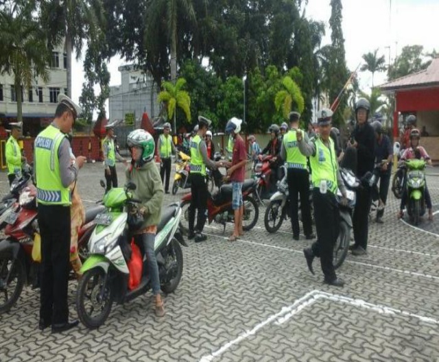 Polisi Buru Pengendara Tak Berhelm dan Sabuk Pengaman Hingga Maret