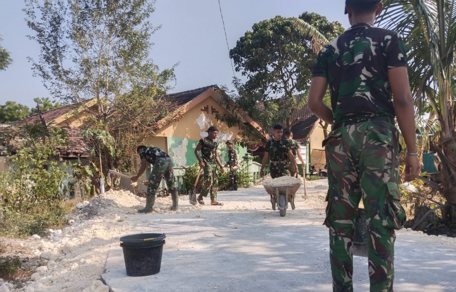 Ketika Gerobak Dorong dan Peluh Satgas TMMD 129 Bojonegoro Menyejahterakan Warga Kesongo