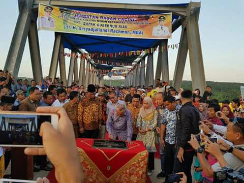 Gubri Resmikan Jembatan Bagan Cacing