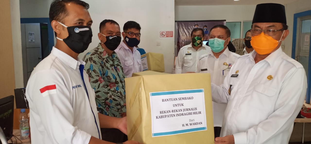Bupati Inhil Serahkan Bantuan Sembako bagi Jurnalis Liputan Pemda