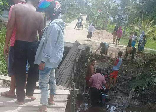 Jembatan Parit 6 Sungai Luar Ambruk