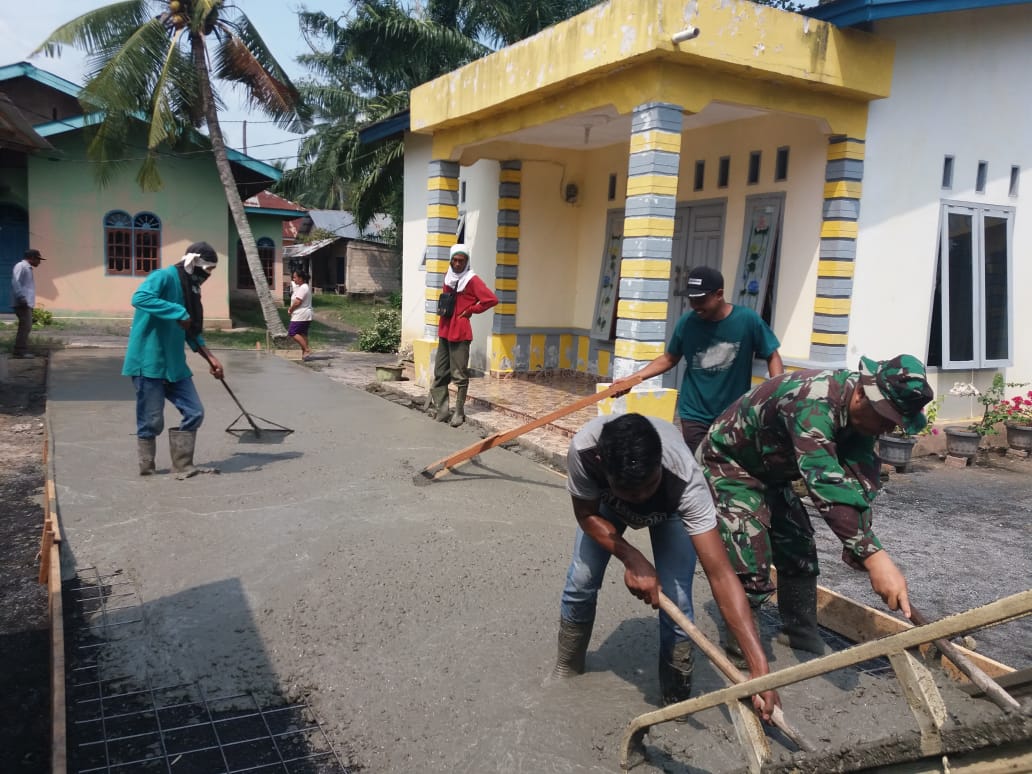 TMMD ke 107, Babinsa Kelurahan Pelintung Serma Hendrianto Berikan Motivasi Kepada Masyarakat
