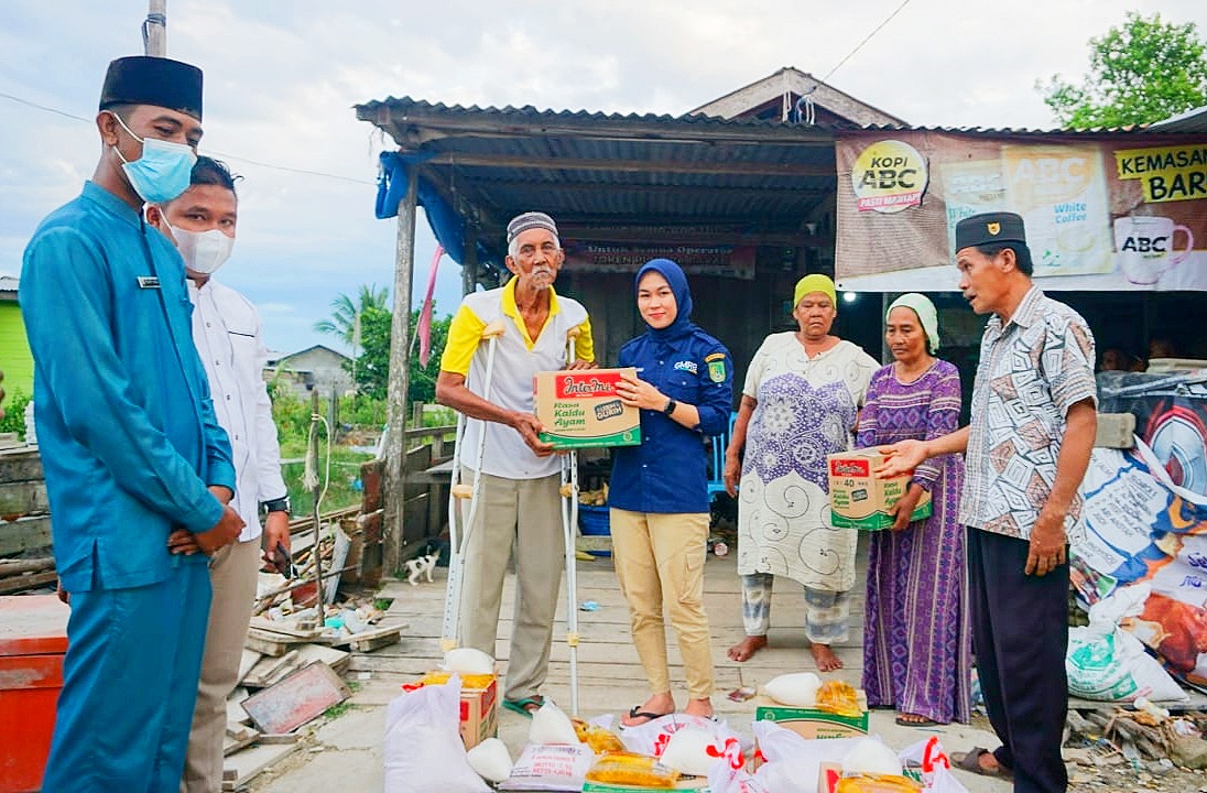 GMRB Rohil Berbagi Paket Sembako Kepada Warga Sinaboi