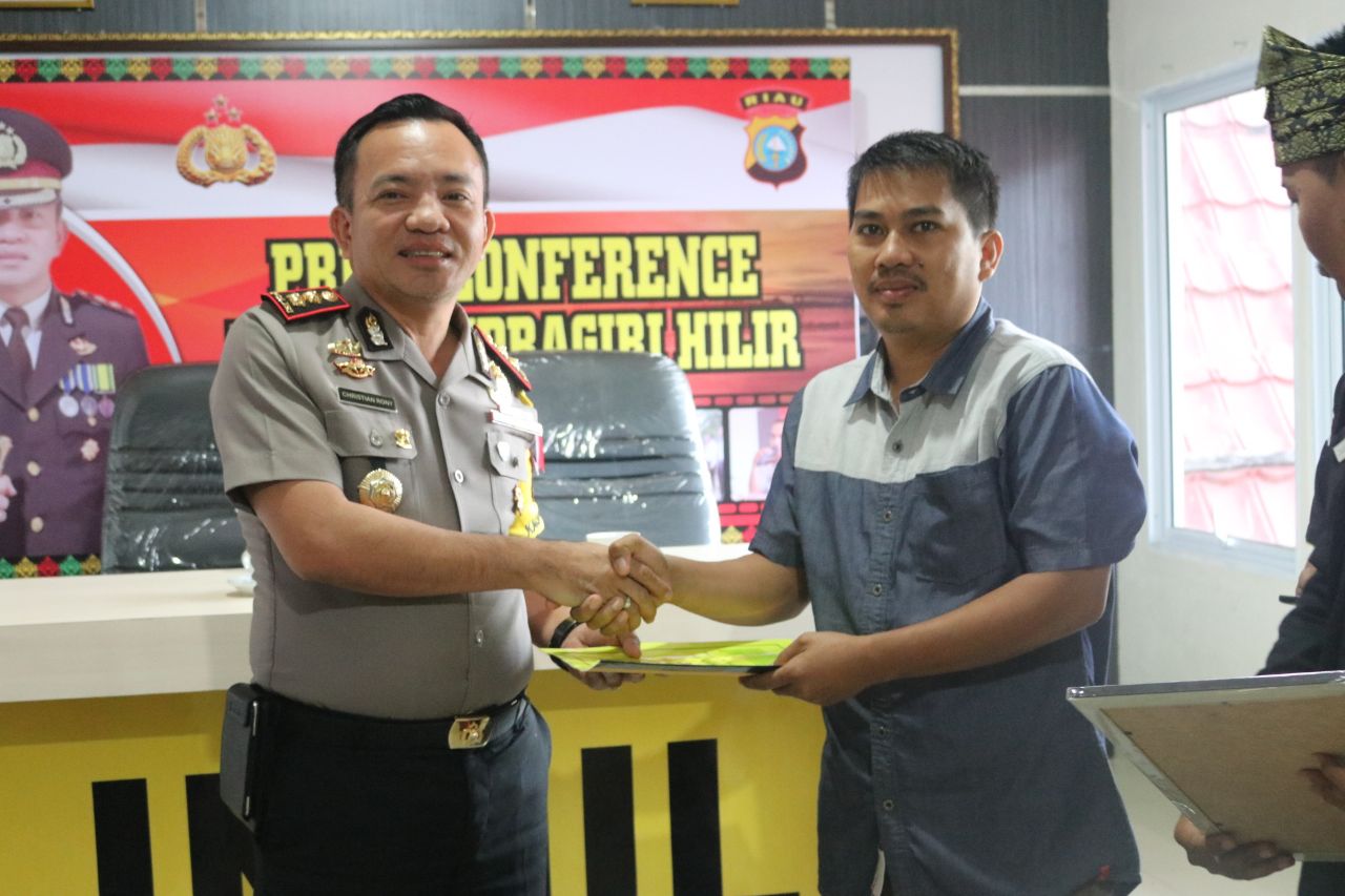 AKBP Christian Rony Terima Piagam Penghargaan dari DPC Granat Inhil