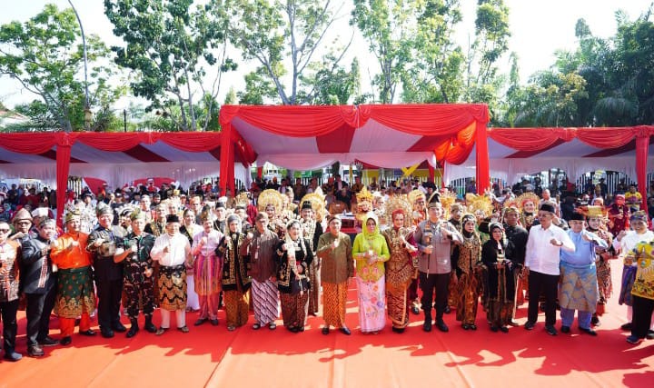 Lepas Parade Bhinneka Tunggal Ika, Gubri Syamsuar: Mari Jaga Marwah Riau