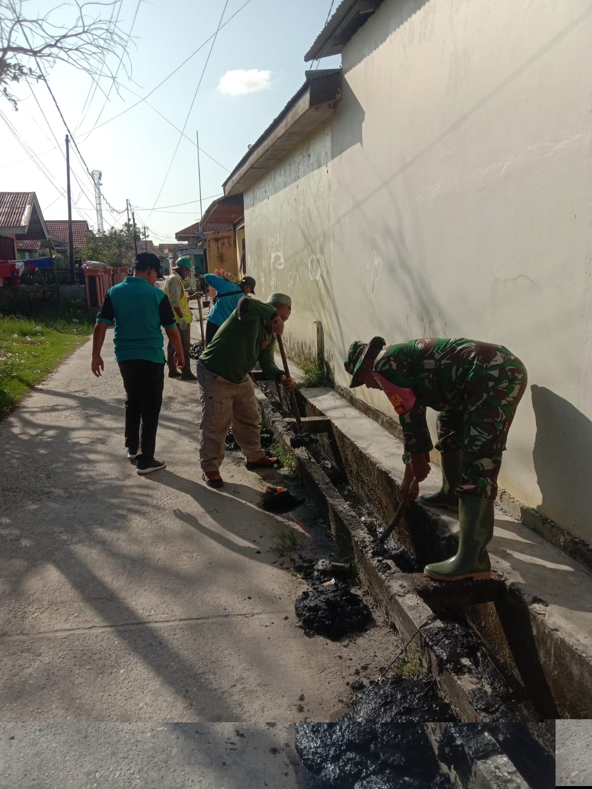 Babinsa Serda Agustinus Laksanakan Giat Gotong Royong