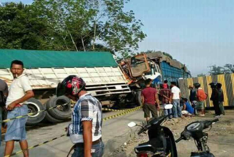 Tronton Adu Kambing, Jalan Lintas Sumatera Di Pinggir Lumpuh Total