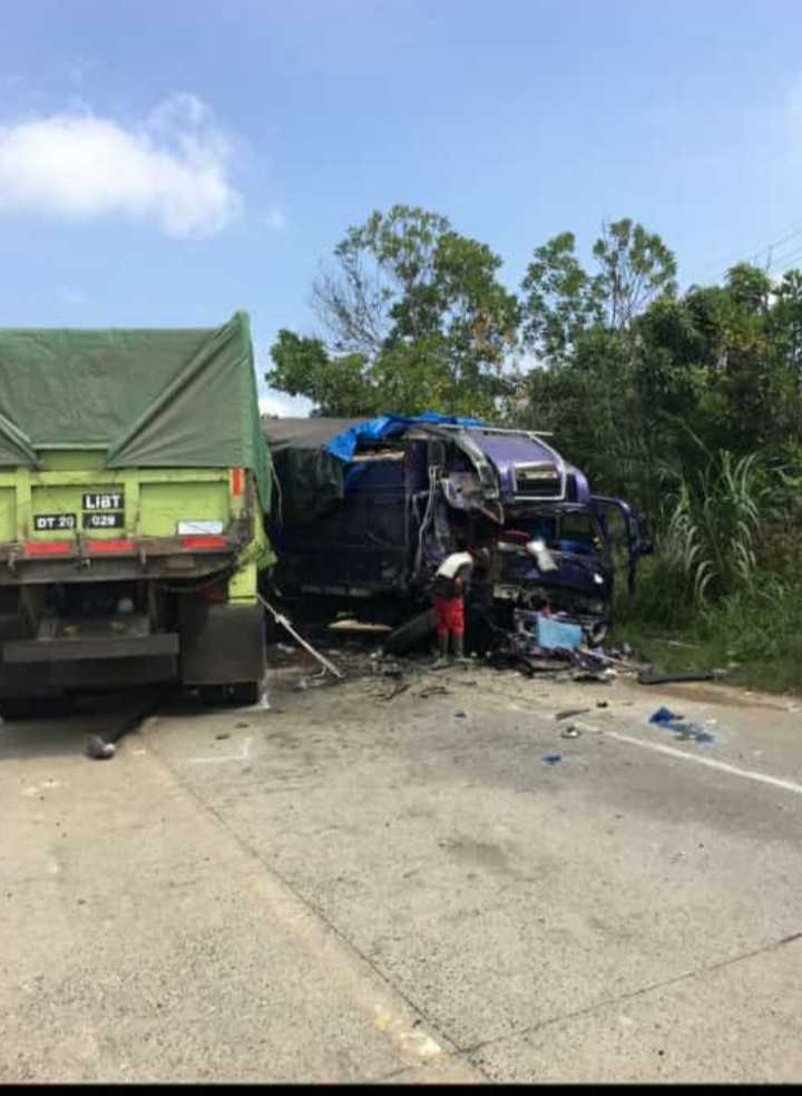 Dua Truk Saling Bertabrakan