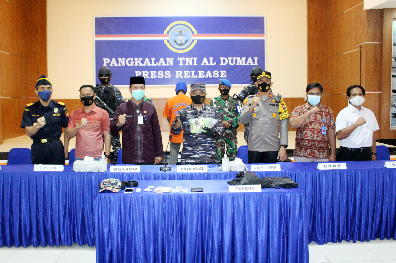 Tim F1QR Lanal Dumai dan Tim Satgas Dispamsanal Gagalkan Penyelundupan 1 Kilogram Sabu