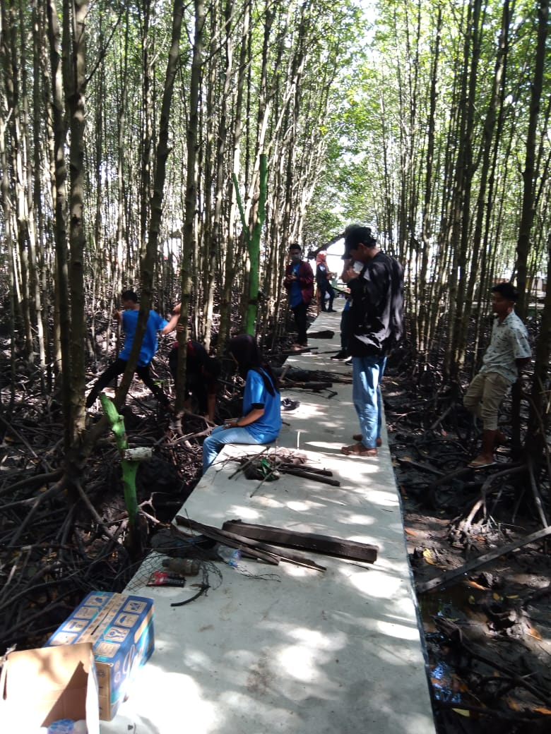 Mengingat Harnus, Mileneal NasDem Dumai Lakukan Pembersihan Tepian Laut Dumai