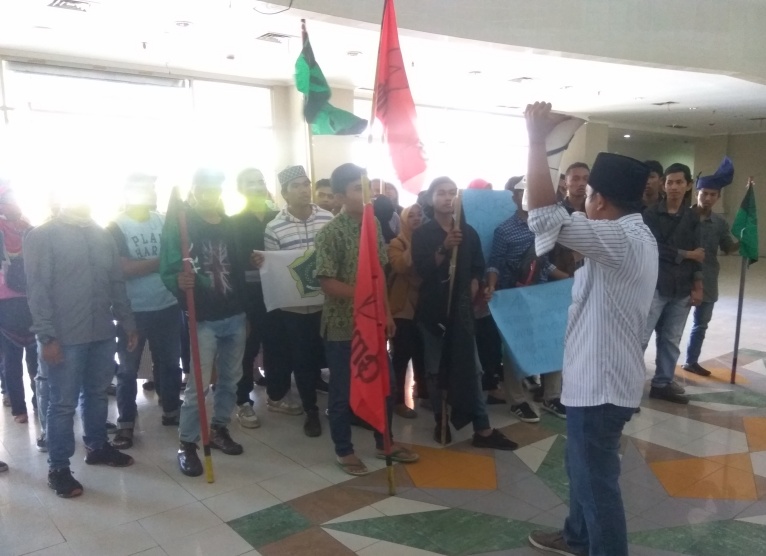 Kawal APBD Inhil, Puluhan Massa Sambangi Kantor DPRD Inhil