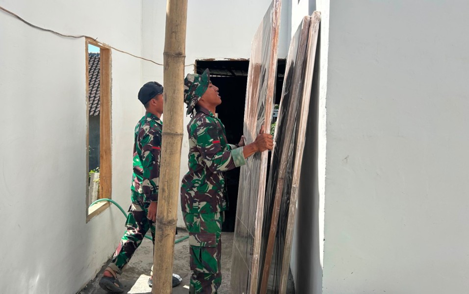 Memasuki Phase Finalization: Renovasi Rutilahu TMMD 129 Bojonegoro di Rumah Pak Koko Dikebut
