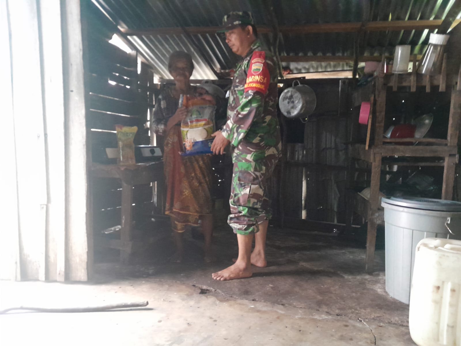 Babinsa Koramil PWK 04 Serda Cerza Katno Melaksanakan Giat Babinsa Masuk Dapur