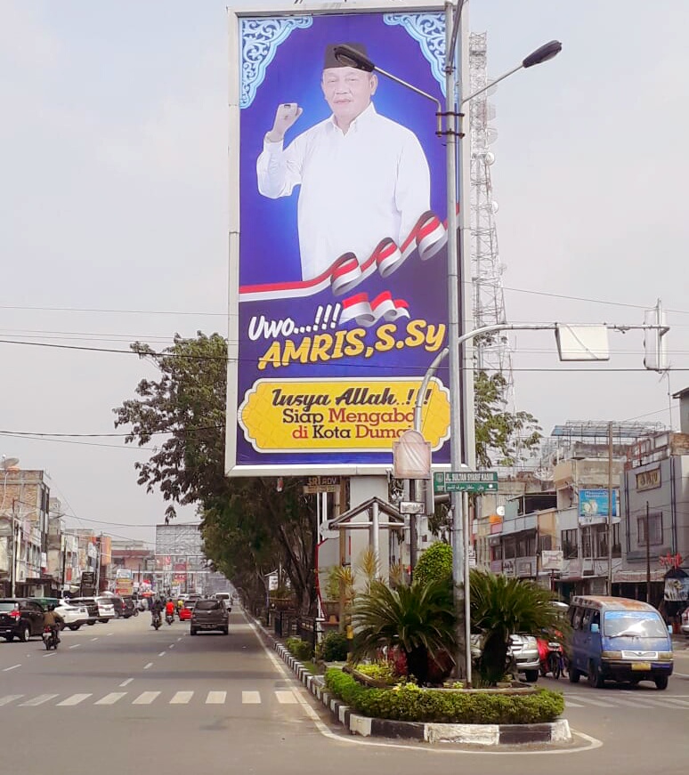 Baliho Raksasa Uwo Amris jadi Pusat Perhatian