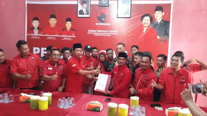 Mantan Wakil Ketua DPRD Pelalawan Ambil Formulir penjaringan Balon Bupati dan Wakil Bupati Dari PDIP