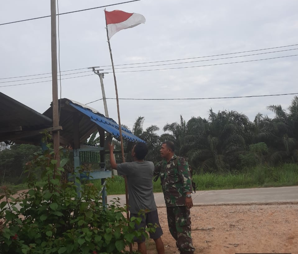 Semangat HUT RI, Pelda Hendrianto Ajak Masyarakat Menaikkan Bendera
