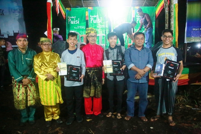 Ketika Bupati Siak Membaca Puisi