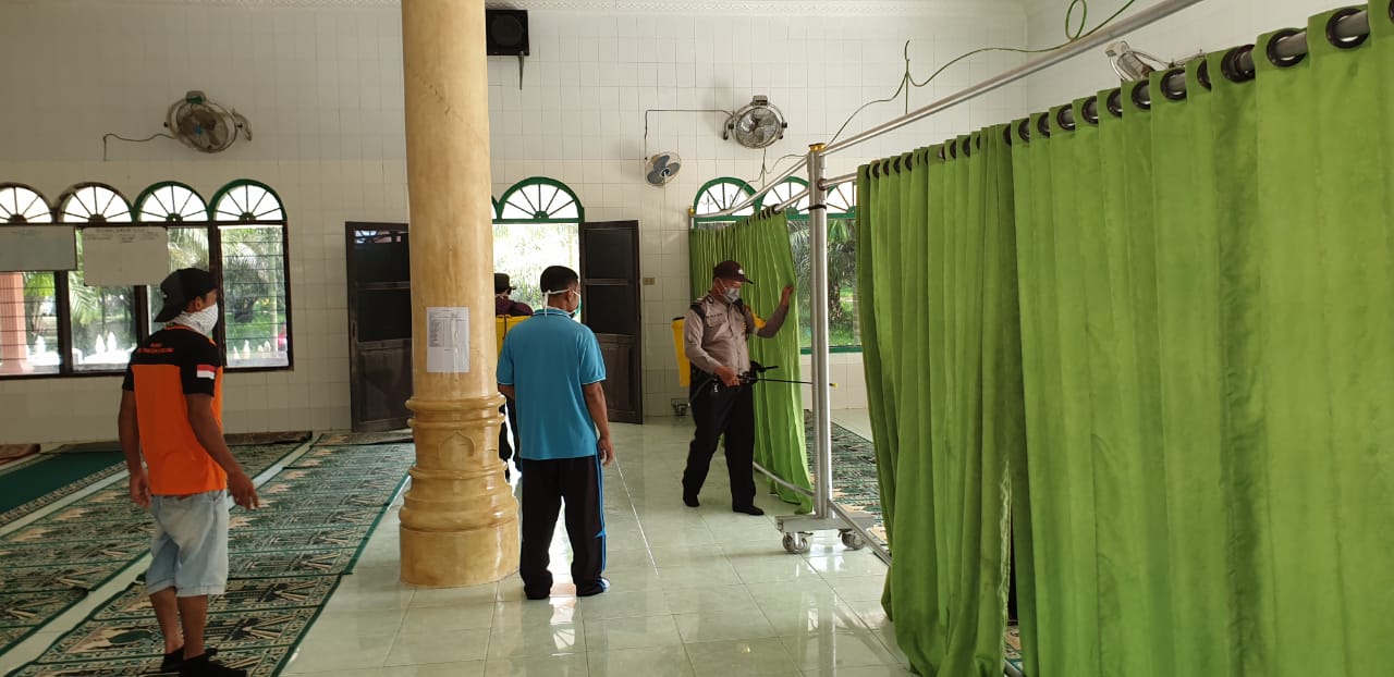 Forkopimdes Negeri Lama Lakukan Penyemprotan Disinfektan Bersama BPBD Labuhanbatu