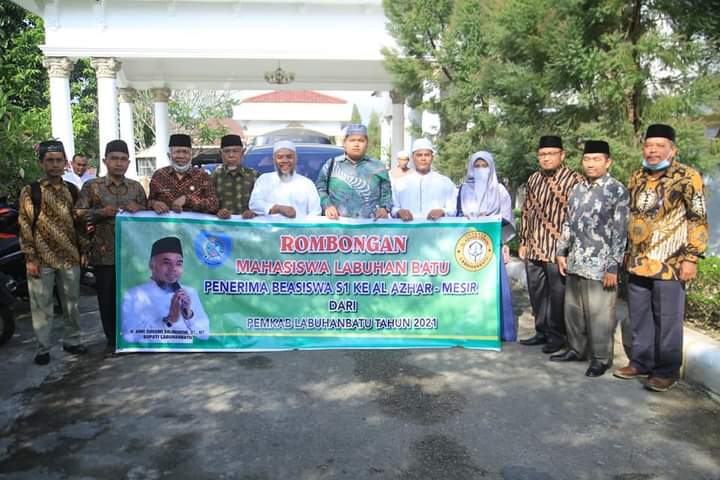 Bupati Labuhanbatu Menyerahkan Beasiswa ke Universitas Al-Azhar Mesir
