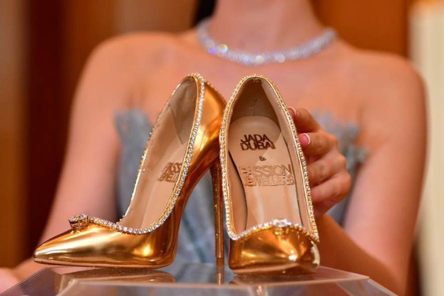Sepasang Sepatu Ini Dijual Seharga Rp 253 M