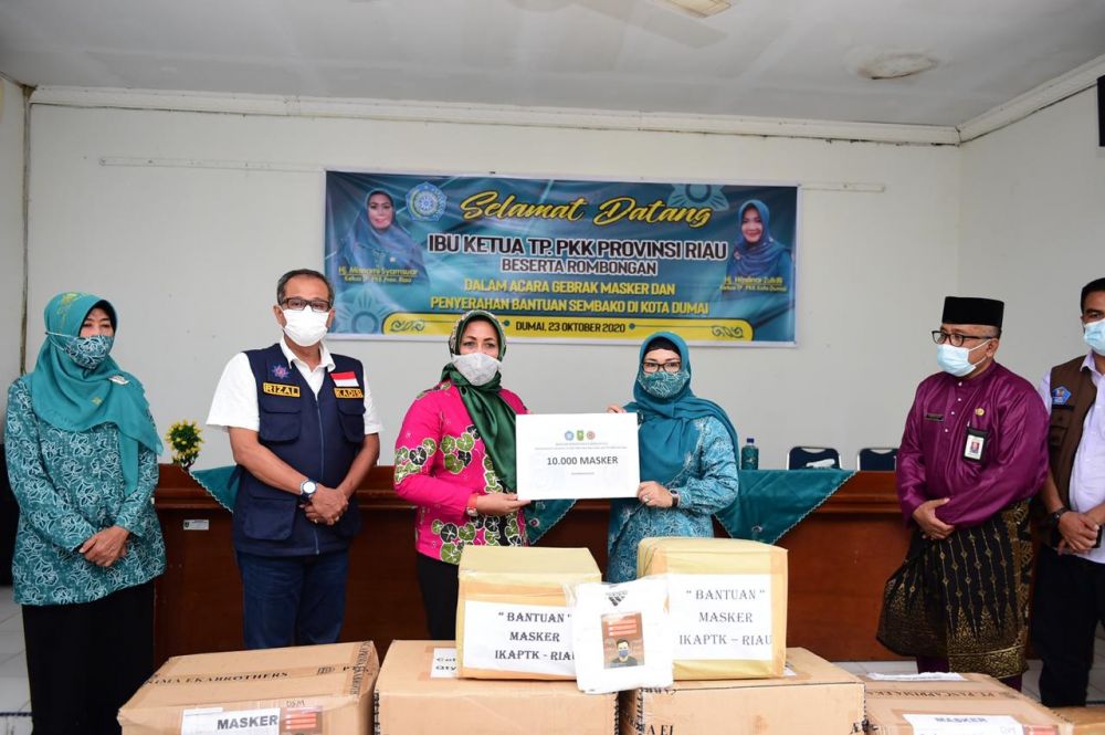 Ketua TP PKK Riau Serahkan Bantuan Masker